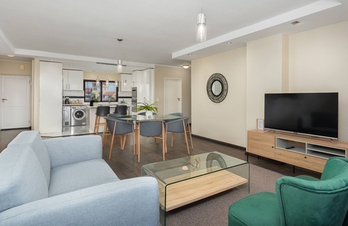 Century City Apartamento | Modern Gem with Pool and Balcony