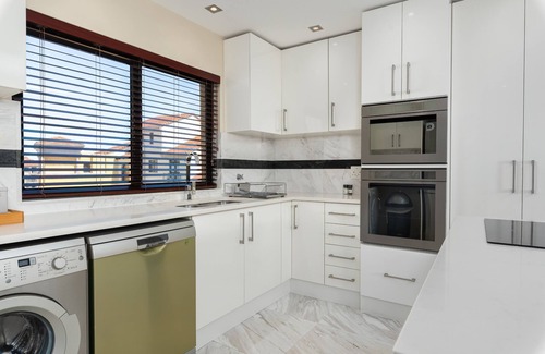 Century City Apartamento | Modern Gem with Pool and Balcony