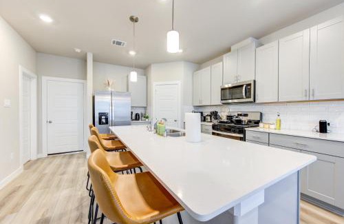 Clodine Casa | Modern Getaway Home - 3 Bedrooms 2,5 Baths - Houston, Bellaire, Katy, Richmond - Houston ChinaTown, Little Saigon, King Bed