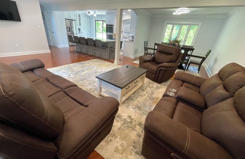 Poughkeepsie Casa | Modern Getaway Retreat House on 2 Acres