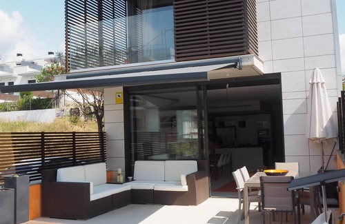Vallpineda Casa | Escapada moderna con piscina cerca del centro de Sitges