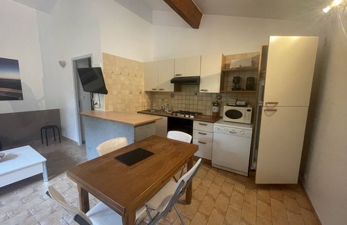 Joyeuse Casa | Moderna casa rural, piscinas, wifi, parque infantil, casa rural cerrada y deportiva