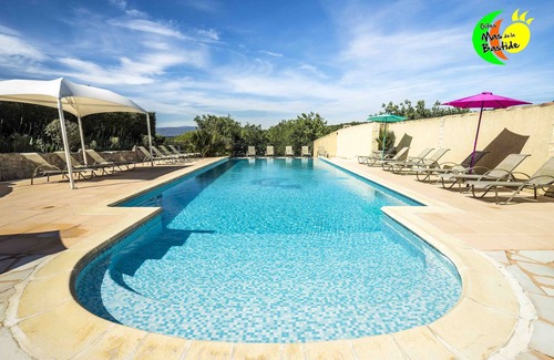 Joyeuse Casa | Moderna casa rural, piscinas, wifi, parque infantil, casa rural cerrada y deportiva