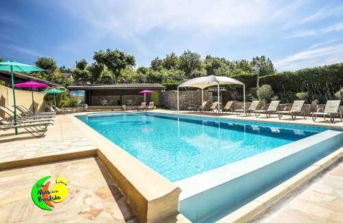 Joyeuse Casa | Moderna casa rural, piscinas, wifi, parque infantil, casa rural cerrada y deportiva