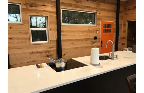 Fort Valley Apartamento | Modern Glass Retreat -All the modern amenities in a secluded forest setting