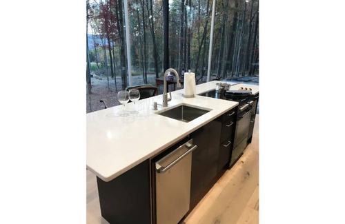 Fort Valley Apartamento | Modern Glass Retreat -All the modern amenities in a secluded forest setting