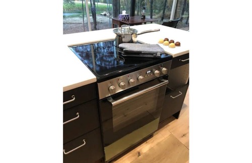 Fort Valley Apartamento | Modern Glass Retreat -All the modern amenities in a secluded forest setting