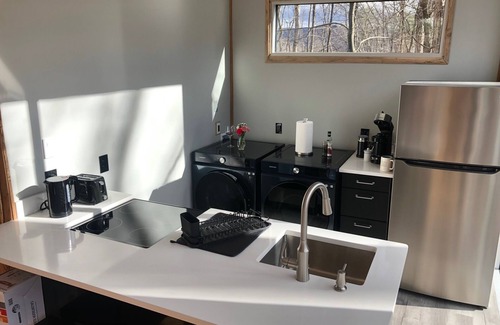 Fort Valley Cabina | Modern Glass Retreat in Fort Valley with WiFi, AC, EV charger
