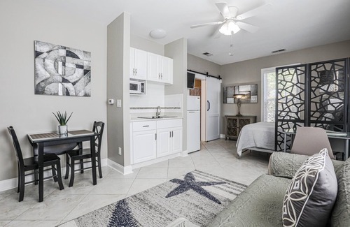 Carolina Forest Apartamento | Modern Gray Studio Steps to Pool Myrtle Beach SC