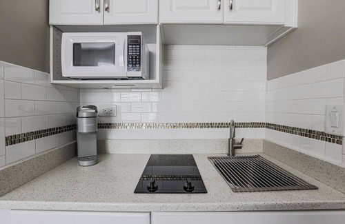 Carolina Forest Apartamento | Modern Gray Studio Steps to Pool Myrtle Beach SC