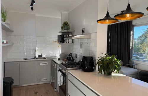 Green Point Apartamento | Modern Green Point Apartment with Balcony