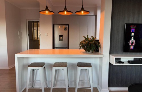 Green Point Apartamento | Modern Green Point Apartment with Balcony