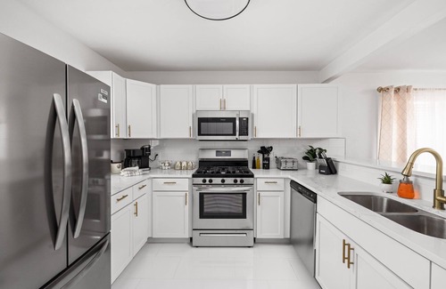Near Eastside Casa | Modern Greenhouse with 2 Car Garage & Enclosed Yard Mins to Downtown
