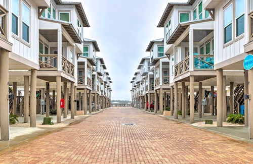 Gulf Shores Cabina | Modern Gulf Shores Cottage w/ Pool & Beach Access!