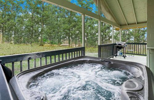Kabletown Chalet De Esquí | Modern Harpers Ferry Cabin w Hot Tub Deck WiFi