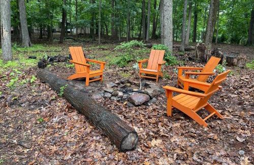 Kabletown Chalet De Esquí | Modern Harpers Ferry Cabin w Hot Tub Deck WiFi