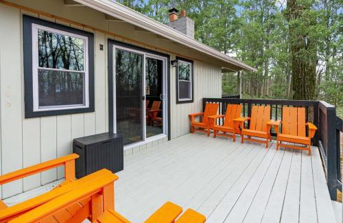 Kabletown Chalet De Esquí | Modern Harpers Ferry Cabin w Hot Tub Deck WiFi