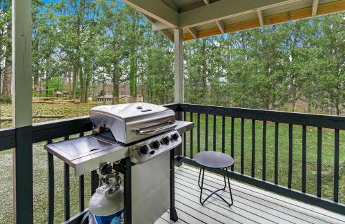 Kabletown Chalet De Esquí | Modern Harpers Ferry Cabin w Hot Tub Deck WiFi