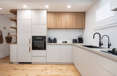 Fitzroy Casa | Modern Haven in Vibey Fitzroy Walk to shops