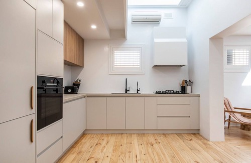 Fitzroy Casa | Modern Haven in Vibey Fitzroy Walk to shops