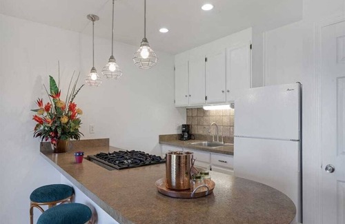 Kaunakakai Condominio | Estilo de alto lujo! Cocina abierta, ventiladores de techo, pantalla plana + OV Lanai – Molokai Shores 205