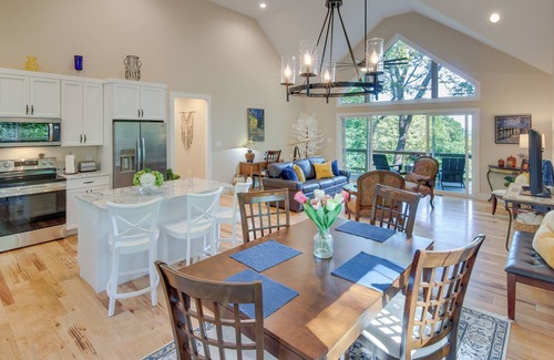 Hendersonville Casa | Modern Hendersonville Home: Deck & Mountain Views!