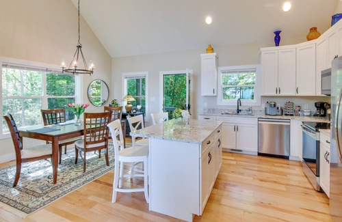 Hendersonville Casa | Modern Hendersonville Home: Deck & Mountain Views!