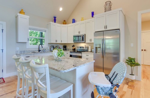 Hendersonville Casa | Modern Hendersonville Home: Deck & Mountain Views!