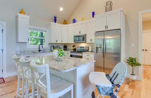 Hendersonville Casa | Modern Hendersonville Home Deck and Mountain Views!