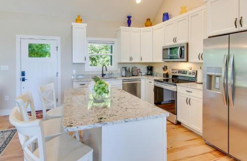 Hendersonville Casa | Modern Hendersonville Home Deck and Mountain Views!