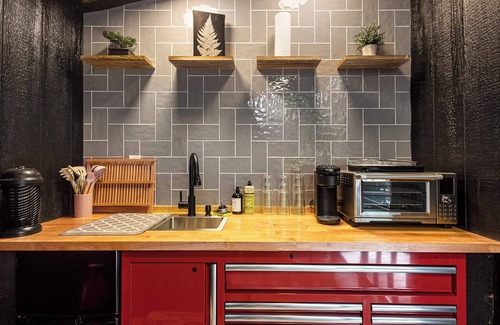 Sears Cabina | Modern, Hidden Gem Tiny House, Wood-Fired Hot Tub & Outdoor Screened-In Kitchen