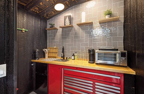 Sears Cabina | Modern, Hidden Gem Tiny House, Wood-Fired Hot Tub & Outdoor Screened-In Kitchen