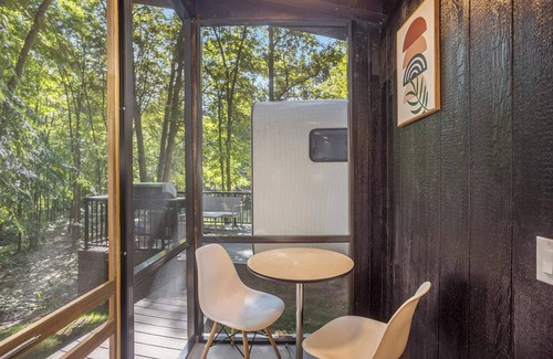 Sears Cabina | Modern, Hidden Gem Tiny House, Wood-Fired Hot Tub & Outdoor Screened-In Kitchen