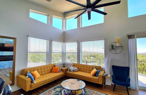 Jonestown Casa | Modern High-Rise Luxury Stay w/ Lake+Hill VIEWS