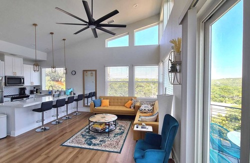 Jonestown Casa | Modern High-Rise Luxury Stay w/ Lake+Hill VIEWS