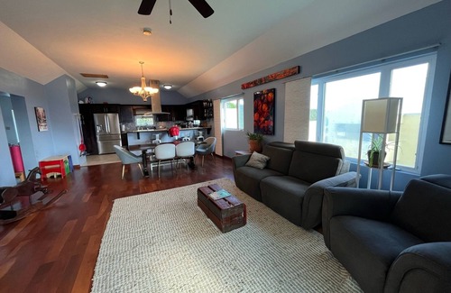 Warwick Casa | MODERN HILLTOP FAMILY HOME
