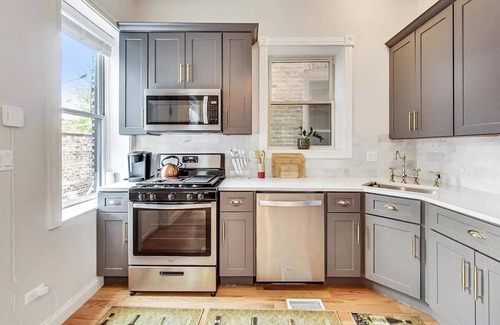 Grand Boulevard Casa | Modern Historic Greystone - Near Lake - Free Prkg