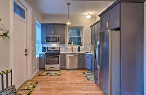 Grand Boulevard Casa | Modern Historic Greystone - Near Lake - Free Prkg