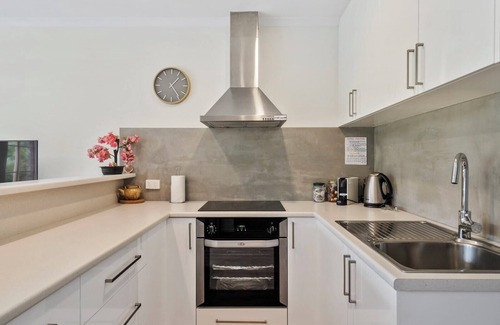 West Hobart Casa | Modern Hobart Townhouse with Parking-2 Bed,2 Bath