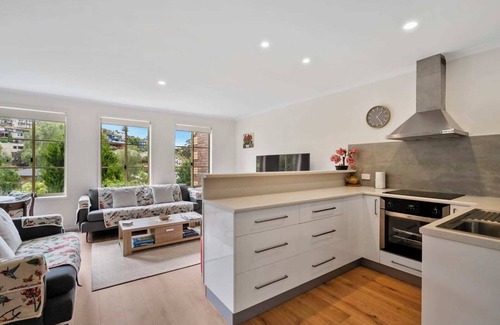 West Hobart Casa | Modern Hobart Townhouse with Parking-2 Bed,2 Bath