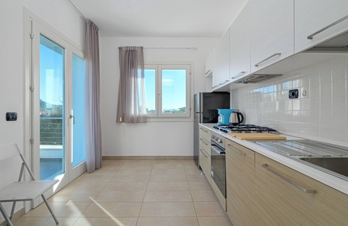 Golfo Aranci Apartamento | Moderno apartamento vacacional 7 en Villa Marconi con vistas al mar y solarium privado