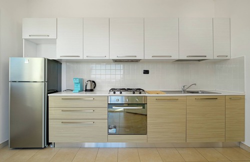 Golfo Aranci Apartamento | Moderno apartamento vacacional 7 en Villa Marconi con vistas al mar y solarium privado