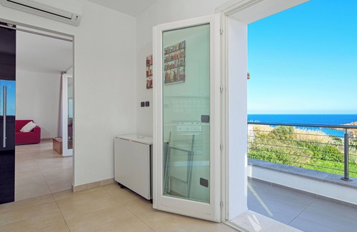 Golfo Aranci Apartamento | Moderno apartamento vacacional 7 en Villa Marconi con vistas al mar y solarium privado