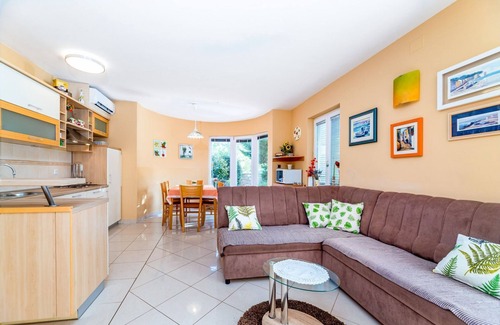 Baska Apartamento | Moderno apartamento de vacaciones con jardín, tumbona, WiFi, aire acondicionado
