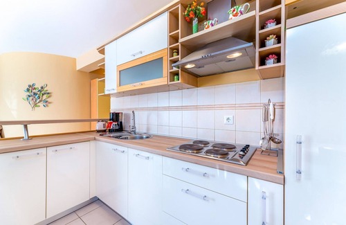 Baska Apartamento | Moderno apartamento de vacaciones con jardín, tumbona, WiFi, aire acondicionado