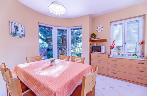 Baska Apartamento | Moderno apartamento de vacaciones con jardín, tumbona, WiFi, aire acondicionado