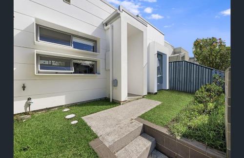 Birtinya Casa | Modern Holiday Home Prime Birtinya Location Near Hospitals and Beaches