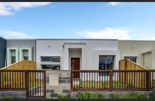Birtinya Casa | Modern Holiday Home Prime Birtinya Location Near Hospitals and Beaches