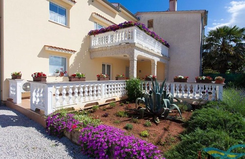Malinska-Dubasnica Casa | Modern Holiday Home in Kremenici with Terrace