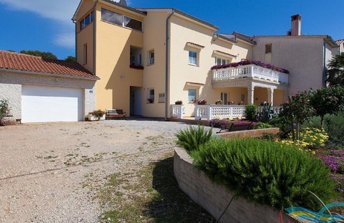 Malinska-Dubasnica Casa | Modern Holiday Home in Kremenici with Terrace
